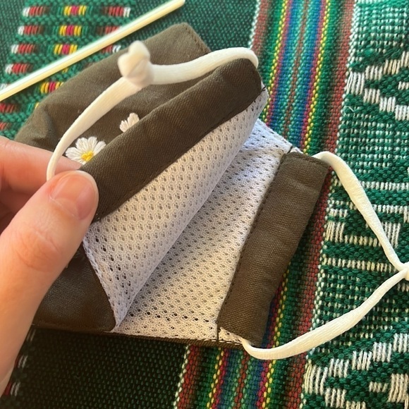 BLUE Tag Bridal Embroidered Daisy Face Mask - Picture 2 of 4